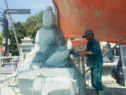 Ninh Bình: Nắng nóng gần 40 độ C, người thợ vẫn “thổi hồn” vào đá